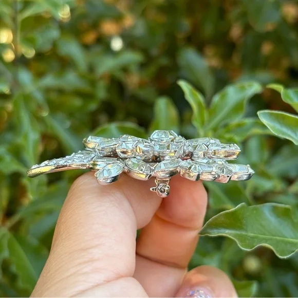 Vintage Signed Weiss Crystal Ice Clear Faceted Rhinestone Pin Brooch - Picture 3 of 4